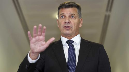 Il leader dell'opposizione Angus Taylor durante una fermata al Parlamento di Canberra il 14 maggio.