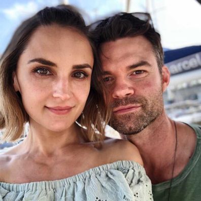 Rachael Leigh Cook e Daniel Gillies.