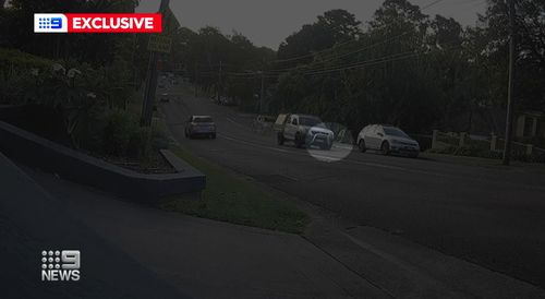 La police enquête sur des informations selon lesquelles un véhicule roulant avec un pneu manquant aurait heurté et endommagé une voiture sur les plages du nord de Sydney.