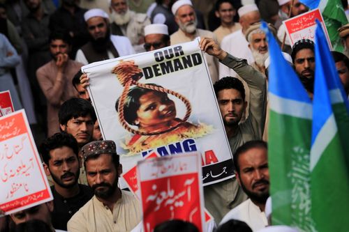 Supporters of Islamic political party Jamiat Ulma-e-Islam-F protest the acquittal of Asia Bibi.