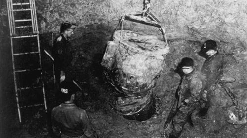 İkinci bomba, çamurlu bir alana düştü ve karmaşık bir operasyon gerektirdi.