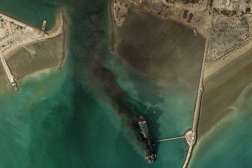 Esta imagem de satélite fornecida pelo Planet Labs PBC mostra o porto militar de Bandar Abbas, no Irã, em 2 de março de 2026.  