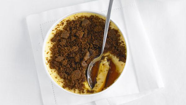 Leche flan with gingerbread crumbs