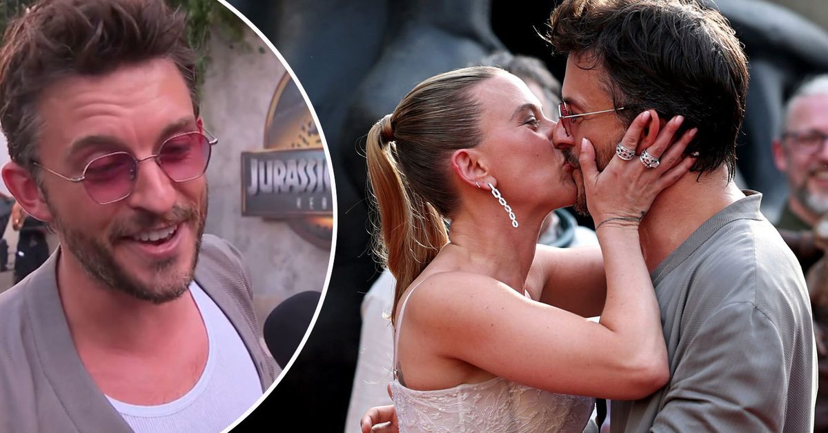 Jonathan Bailey addresses kissing co-star Scarlett Johansson at Jurassic World: Rebirth premieres