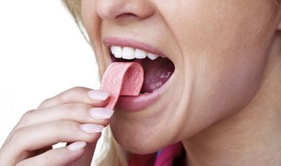 <strong>3. Chewing gum lasts seven years in your stomach -
MYTH</strong>