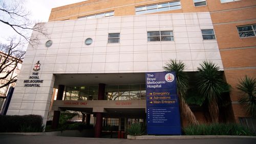 L'entrée d'urgence de l'hôpital Royal Melbourne vue au niveau de la rue, depuis Royal Parade