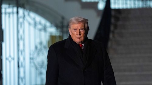 O presidente Donald Trump fala aos repórteres antes de partir no Marine One do gramado sul da Casa Branca, terça-feira, 20 de janeiro de 2026, em Washington. (Foto AP/Alex Brandon)