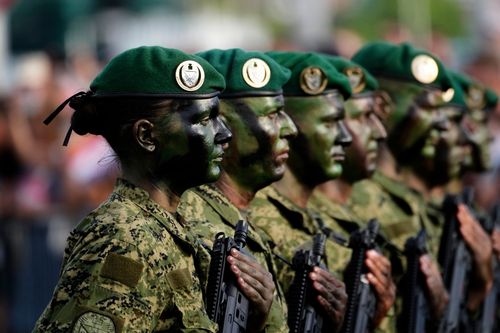 ARQUIVO - Tropas croatas participam de um desfile militar marcando 30 anos desde uma importante vitória na guerra, em Zagreb, Croácia, quinta-feira, 31 de julho de 2025. (AP Photo/Darko Bandic, Arquivo)