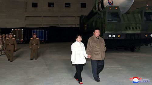 Kuzey Kore lideri Kim Jong Un ve kızı 