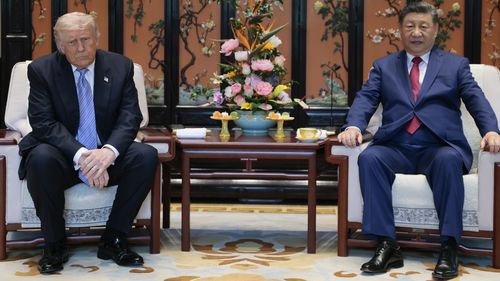 PEQUIM, CHINA - 15 DE MAIO: O presidente chinês Xi Jinping e o presidente dos EUA, Donald Trump, participam de uma reunião paralela durante uma visita ao Jardim Zhongnanhai em 15 de maio de 2026 em Pequim, China. Trump e outros responsáveis ​​dos EUA estão a terminar uma visita destinada a abordar o conflito no Irão, os desequilíbrios comerciais e a situação de Taiwan, ao mesmo tempo que estabelecem novos conselhos bilaterais para a supervisão económica e da IA.