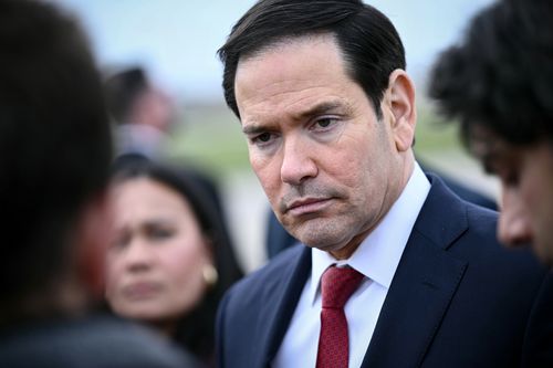 O secretário de Estado dos EUA, Marco Rubio, observa enquanto fala à imprensa após uma reunião dos Ministros das Relações Exteriores do G7 com países parceiros no aeroporto de Bourget, em Le Bourget, nos arredores de Paris, sexta-feira, 27 de março de 2026. (Brendan Smialowski/Pool Photo via AP)