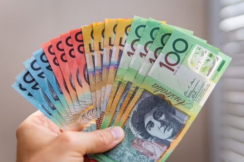 mano che tiene assortimento di banconote australiane
