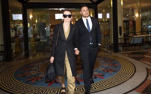 Jarryd Hayne avec sa femme, sortant des tribunaux du centre de Downing après un verdict de culpabilité.