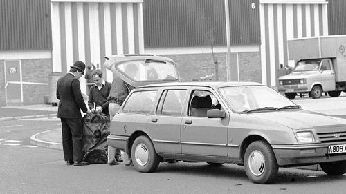Police searching cars after the Brink's-Mat robbery.