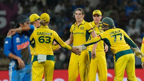 Annabel Sutherland, centro, da Austrália, comemora o postigo da indiana Richa Ghosh com seus companheiros de equipe durante a semifinal da Copa do Mundo de Críquete Feminino da ICC entre Índia e Austrália no Estádio DY Patil em Navi Mumbai, Índia, quinta-feira, 30 de outubro de 2025.