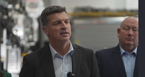 O líder da oposição, Angus Taylor, deu o seu apoio a Jacinta Price. 