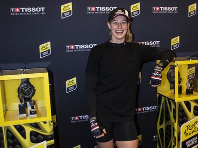 La star de l'AFLW, Tayla Harris, pose lors d'un événement Tissot x Tour de France en 2022.