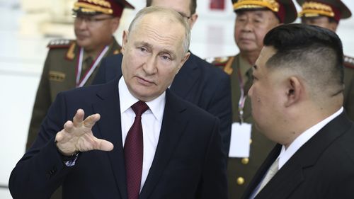 Putin și Kim vorbesc într-un hangar de asamblare de rachete în timpul întâlnirii lor.