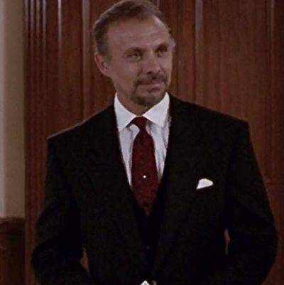 Hector Elizondo as Barnard Thompson