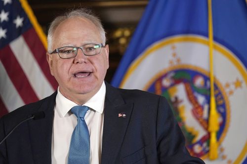 Il governatore del Minnesota Tim Walz parla ai media, il 9 novembre 2022, a St. Paul, Minnesota 