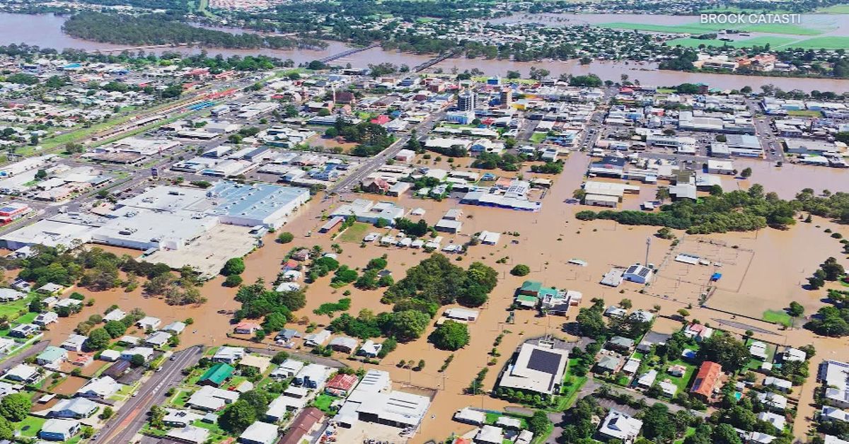 Two backpackers missing as Queensland grapples with major flooding