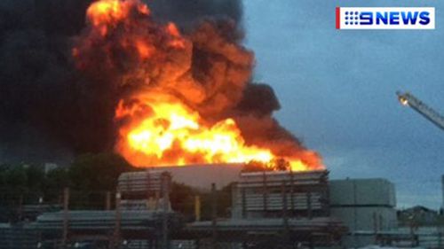 A Melbourne factory fire sent toxic smokes across Campbellfield. (9NEWS)