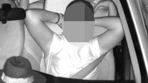 La figlia di Nick fece scivolare momentaneamente la cintura di sicurezza sotto la spalla per allacciarsi la coda di cavallo.