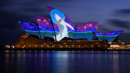 A Sydney Opera House foi iluminada esta manhã por uma obra de arte das Primeiras Nações.