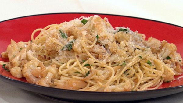 Spaghetti with cauliflower and anchovy sauce