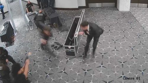 Questo mostra ancora un agente che spara con la pistola contro il sospettato.