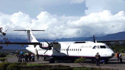 Bad weather stops rescuers from reaching Papua plane crash site