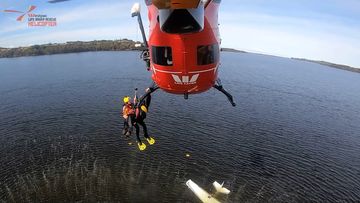 Video shows dramatic rescue after seaplane crash-lands in NSW lake
