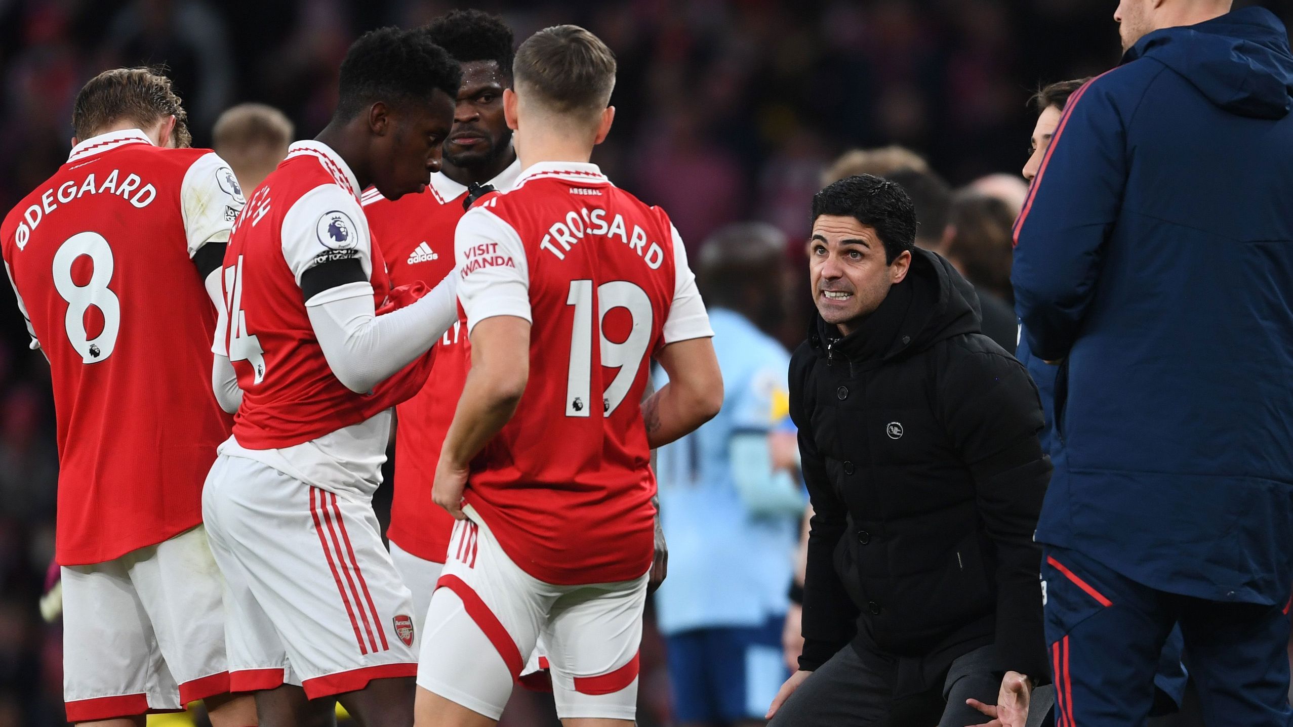 LONDON, ENGLAND - FEBRUARY 11: Arsenal manager Mikel Arteta talks to his players during the Premier League match between Arsenal FC and Brentford FC at Emirates Stadium on February 11, 2023 in London, England. (Photo by Stuart MacFarlane/Arsenal FC via Getty Images)