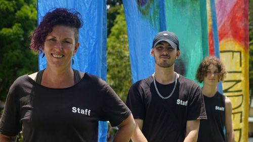 Peita Gardiman, qui raffigurata al Makers & Finders Market di Murwillumbah con i suoi figli, ospita piccoli mercati comunitari nella regione di Tweed.