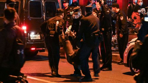 Мужчина был арестован во время собрания людей на улице в Шанхае 27 ноября.