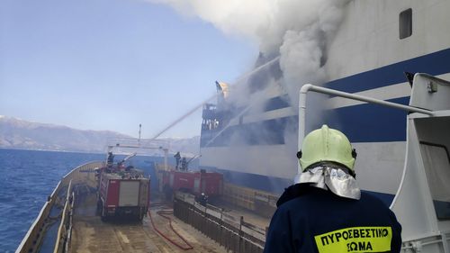 I vigili del fuoco cercano di spegnere un incendio su un traghetto in fiamme nel nord-ovest della Grecia, venerdì 18 febbraio 2022. 