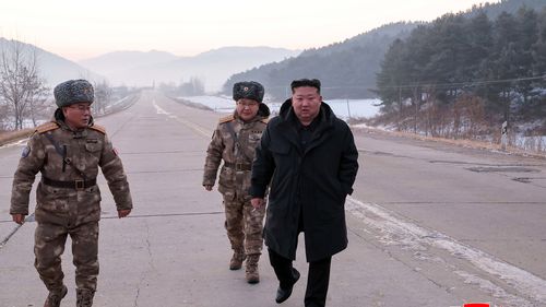 In questa foto fornita dal governo nordcoreano, il leader Kim Jong Un cammina su una strada mentre ispeziona i voli di prova dei missili ipersonici, a Pyongyang.