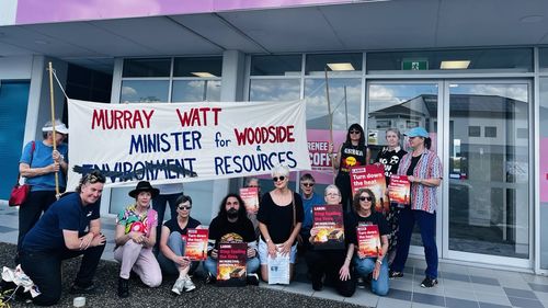 Uma mudança além do protesto de carvão fora do escritório eleitoral de Renee Coffey em Brisbane.