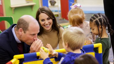 Принц Уилям, принц на Уелс и Катрин, принцеса на Уелс, играят с тесто за моделиране с деца в детската стая по време на посещение в Rainbow Center на 3 ноември 2022 г. в Скарбъроу, Англия.  