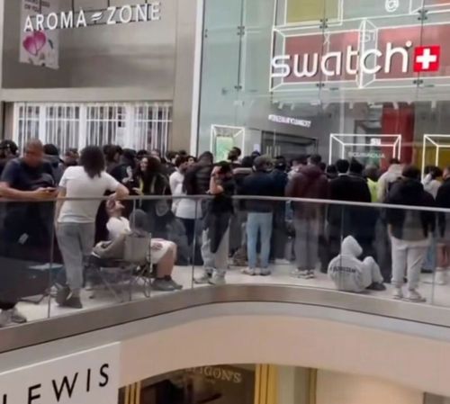 LINEE FUORI DAL NEGOZIO DI SWATCH DEL REGNO UNITO 