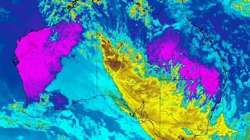 Grandes nuvens de tempestade pairam sobre grande parte da Austrália.