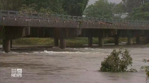 Des avertissements d'inondation majeurs sont toujours en place pour la rivière Flinders, la rivière Georgina et Eyre Creek, mais de nombreux autres dans l'État ont été déclassés.