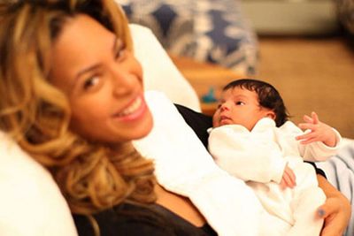 If Queen Bey is doing it, then it's definitely a 'thing'. Beyonce's first shot of teeny tiny Blue Ivy was at the hospital ward.