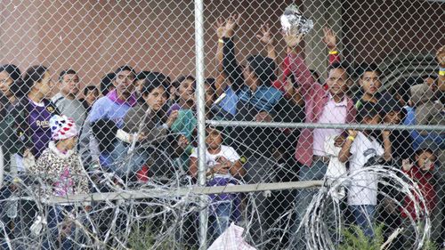 Los migrantes detenidos están encerrados en una instalación en El Paso, Texas.
