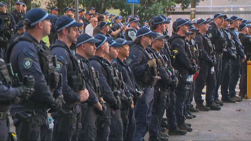 Filas de policiais do lado de fora da Delegacia de Polícia de Surry Hills. 