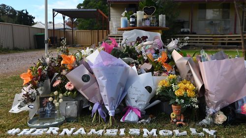 O funeral de Molly Ticehurst em maio do ano passado.