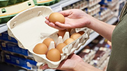 prezzi generi alimentari supermercati uova olio d'oliva e cioccolato