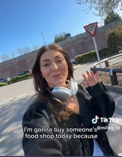 TikToker tries to pay for the groceries of strangers