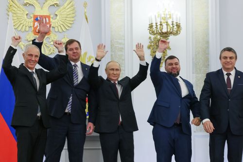 De gauche à droite, le chef nommé par Moscou de la région de Kherson Vladimir Saldo, le chef nommé par Moscou de la région de Zaporizhzhia Yevgeny Balitsky, le président russe Vladimir Poutine, au centre, Denis Pushilin, le chef de la République populaire de Donetsk et Leonid Pasechnik, chef de l'autoproclamé Luhansk La République populaire salue lors d'une cérémonie de signature des traités pour que quatre régions d'Ukraine rejoignent la Russie, au Kremlin, à Moscou, le vendredi 30 septembre 2022.  