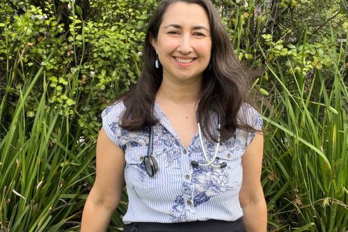 Kerith Whittigan, 43, de Melbourne, diz que percebeu como a pele de seu filho Elliot, de sete anos, está ficando bronzeada, apesar de mandá-lo para a escola usando protetor solar.